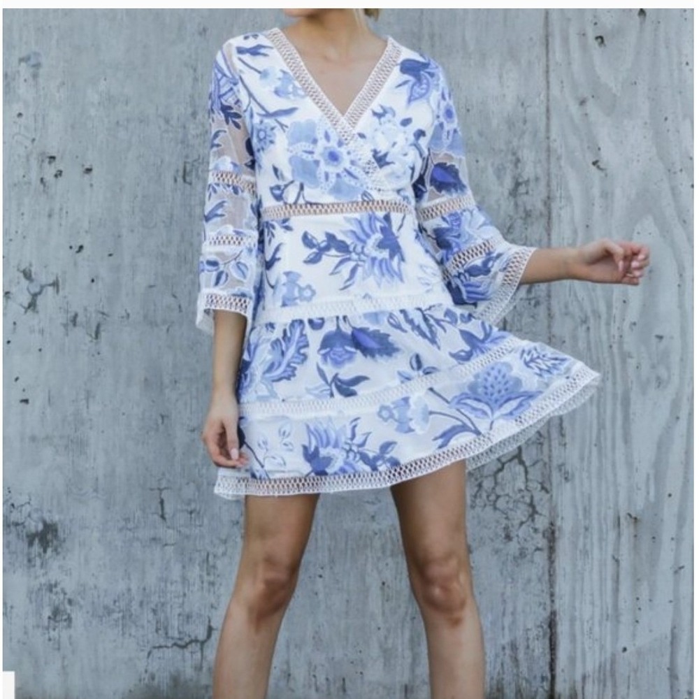 Entro "Time To Bloom" Floral Lace Dress Size Medium Blue White